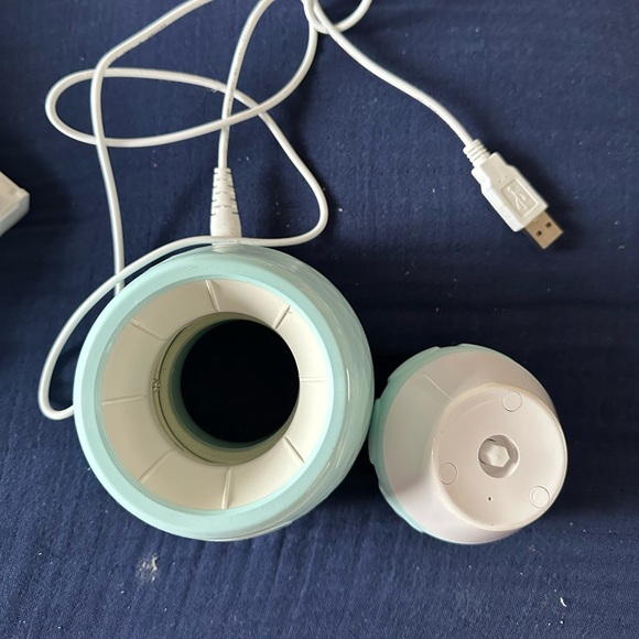 Tao Ona Facial Cleansing Brush with UV Light in Base - Picture 2 of 4